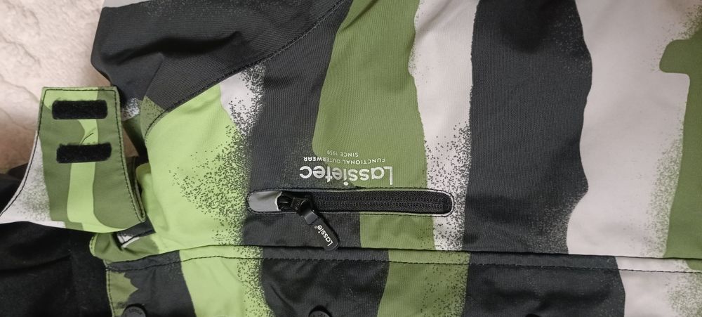 Продам демисезонный костюм