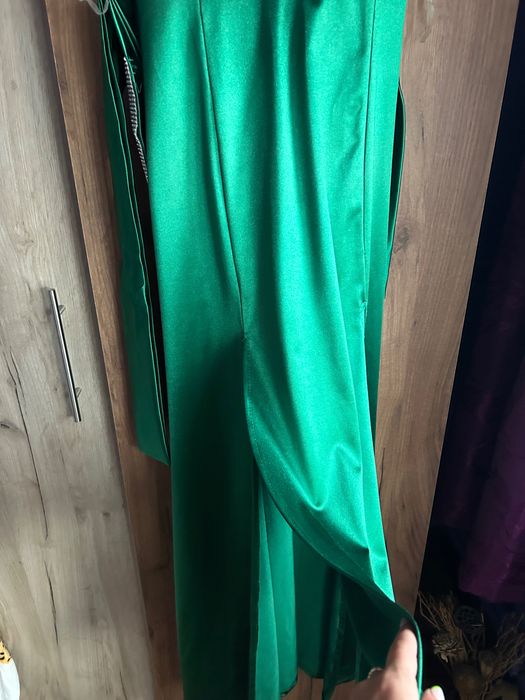 Vând/ Închiriez rochii pentru diferite evenimente