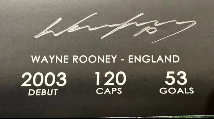 Poster cu autograful lui Wayne Rooney.