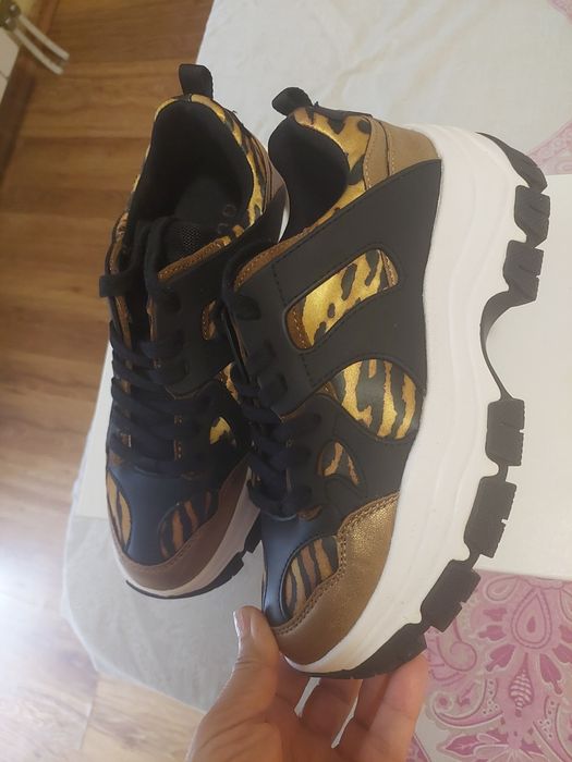 Guess оригинални сникърси.