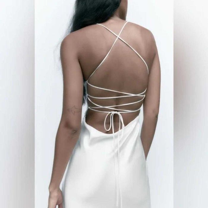 Rochie midi Zara cu decolteu în formă de inimă și bretele reglabile