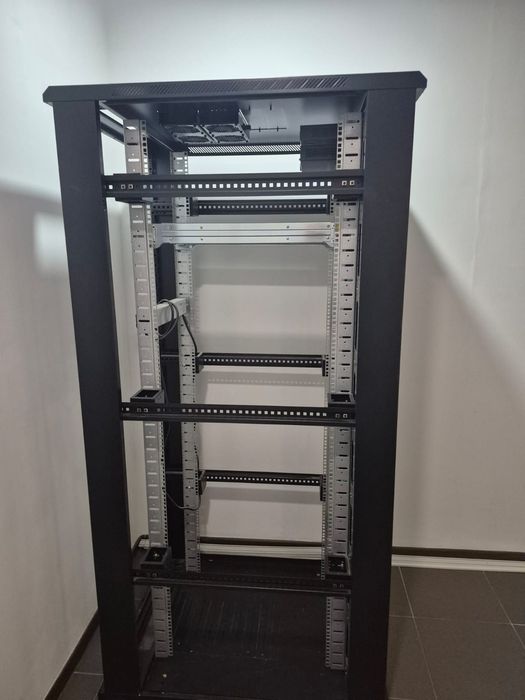 Продам  шкаф серверный