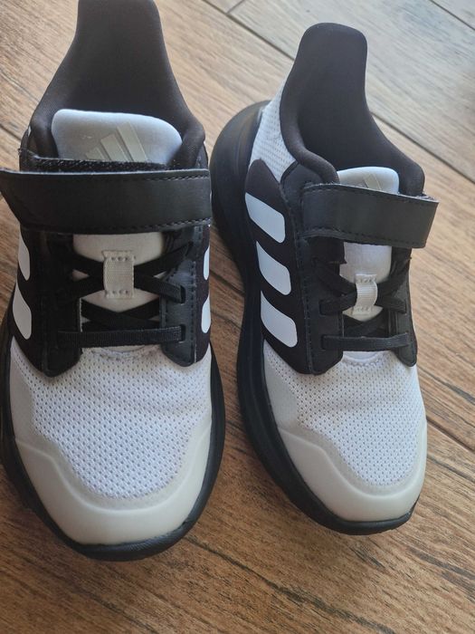 Vand Adidas marimea 33