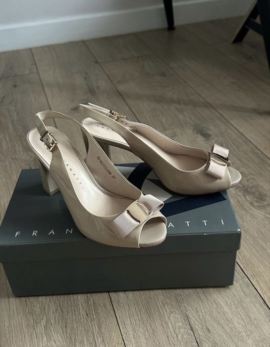 Босоножки новые