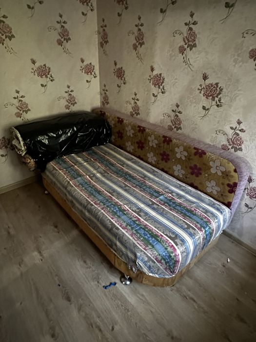 Кровать с матрасами и три диванчика