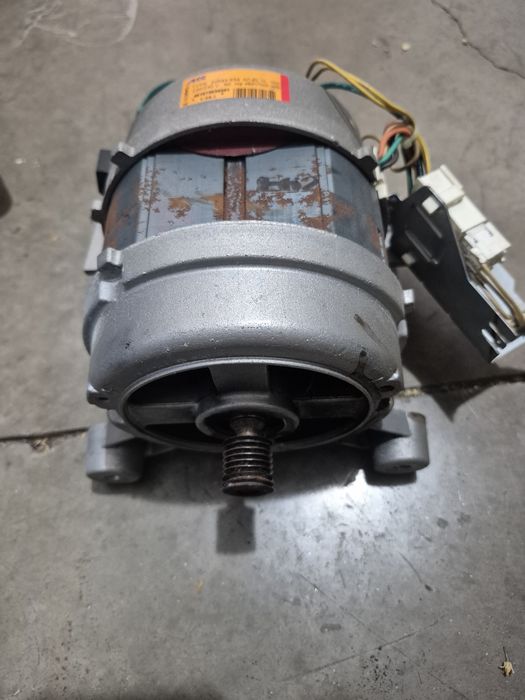Vând motor de mașină de spălat  funcțional!