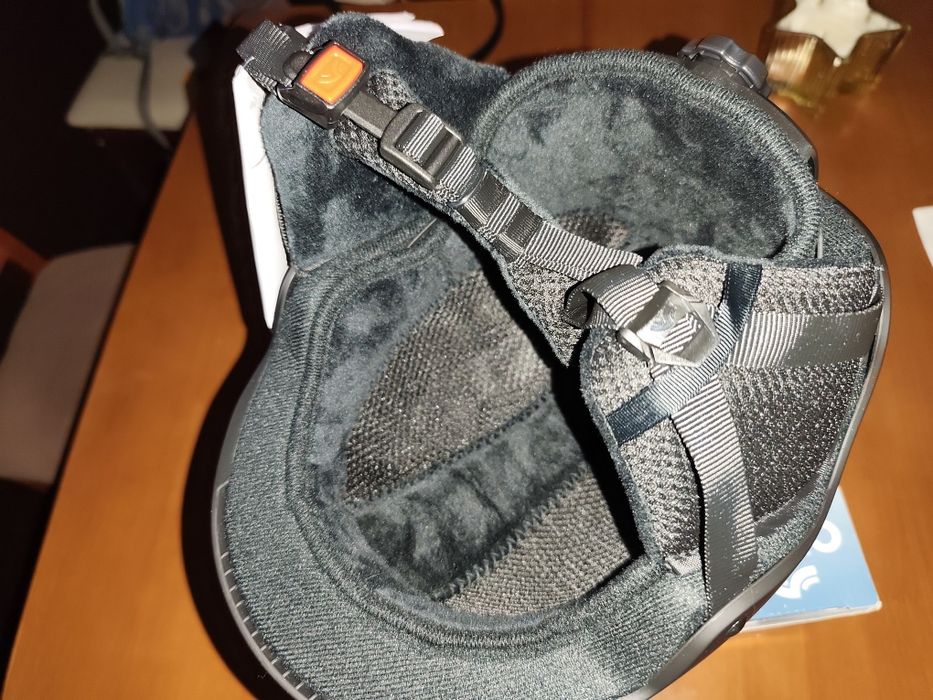 Чисто нова ски каска M/L