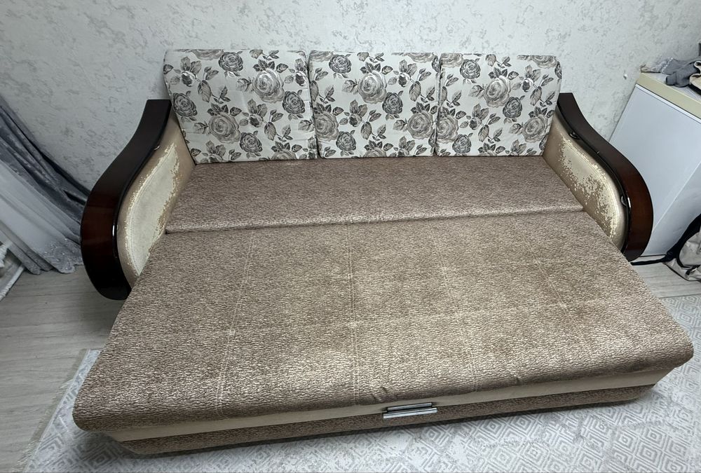 Продам диван для гостиной
