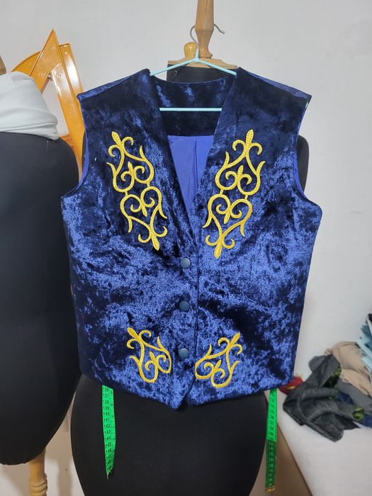 2 жилета на рост 135-140 см