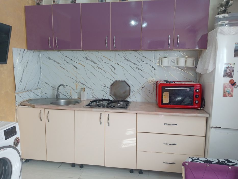 Canapea extensibila cu lada și mobila de bucatarie preț 2500 neg  fără plita și coptor