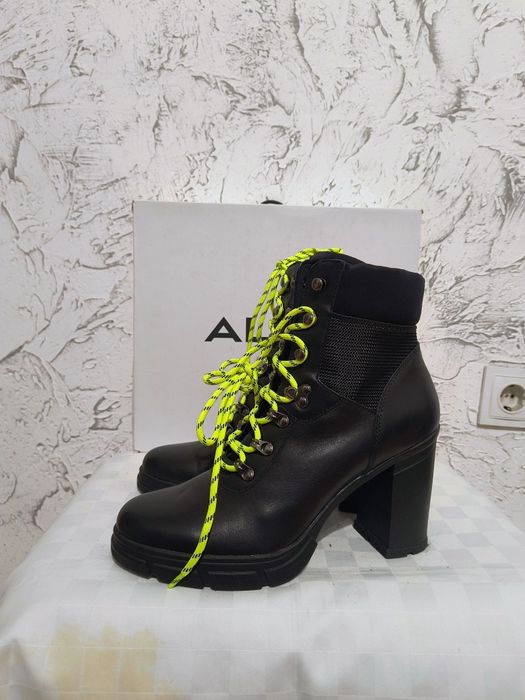 Продавам НОВИ ALDO Боти от Естествена Кожа с Неонови Връзки