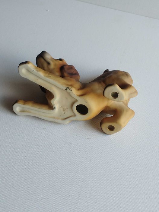 Винтидж фигура на игриво кученце лабрадор