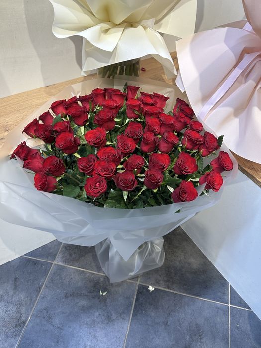 Продам 51 красную розу срочнооооо