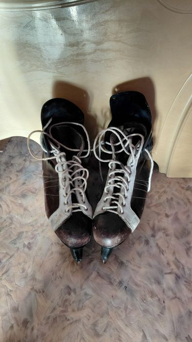 Коньки хокейнные.