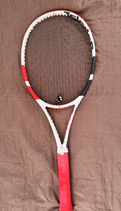 Продавам запазена тенис ракета Babolat Pure Strike