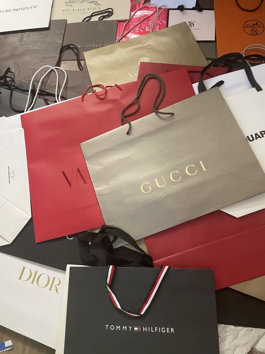 Оригинални хартиени пликове и текстилни ленти на известни марки