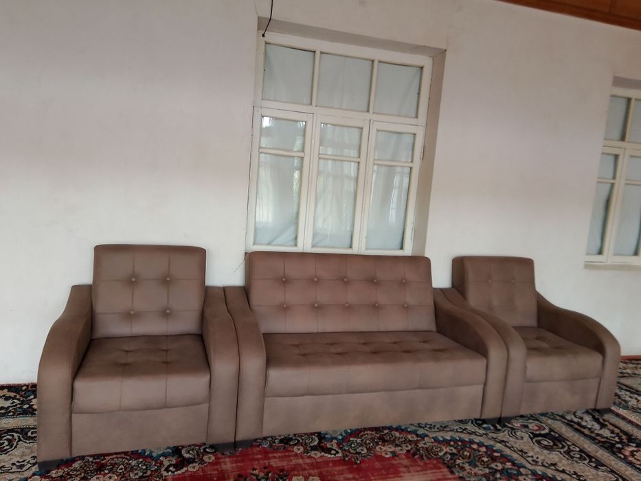 Divan kreslo yumshoq mebil va stenka