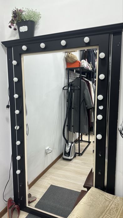 Зеркало с лампочками работает