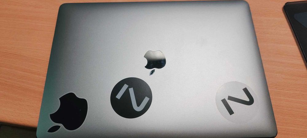 Macbook pro 2020 i5 2.0 Ghz Touchbar