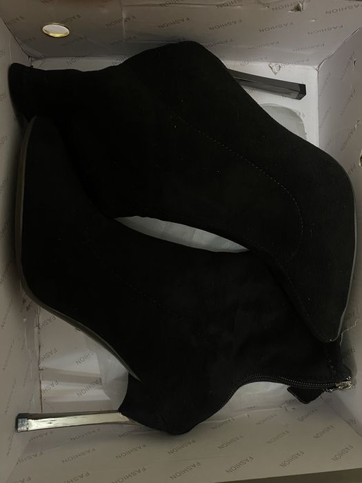 Продам туфли новые замшевые