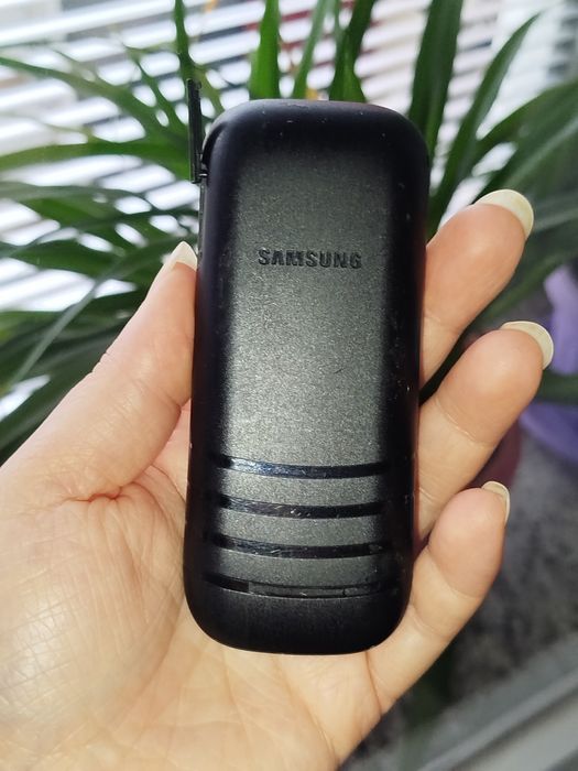 Телефон Samsung със зарядно.