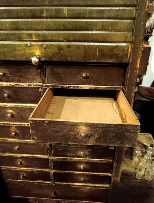 Dulap-sertar antic din lemn. Ceasornicar