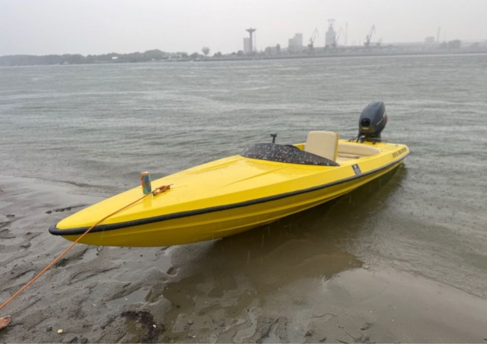 Спортна лодка с мотор