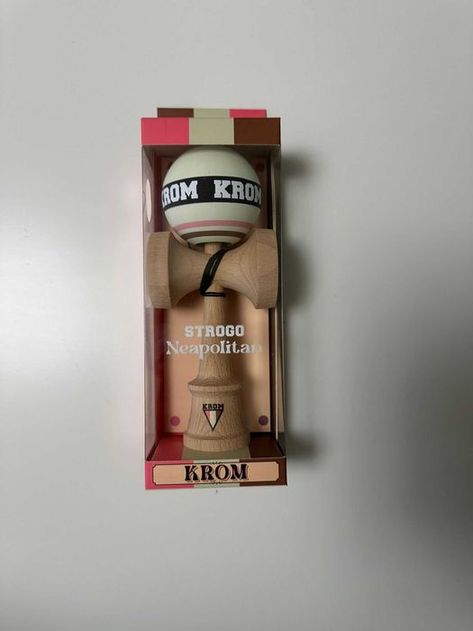 Kendama KROM STROGO Neapolitan alba – nouă, sigilată, originală