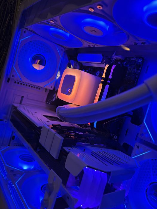 Бял геймърски компютър Ryzen 5800X/RX6950XT/Aio/16 Ram/512 ssd/1000W