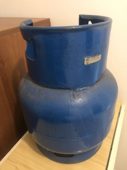 Газова  бутилка. / Има маркуч  и  клапан  .