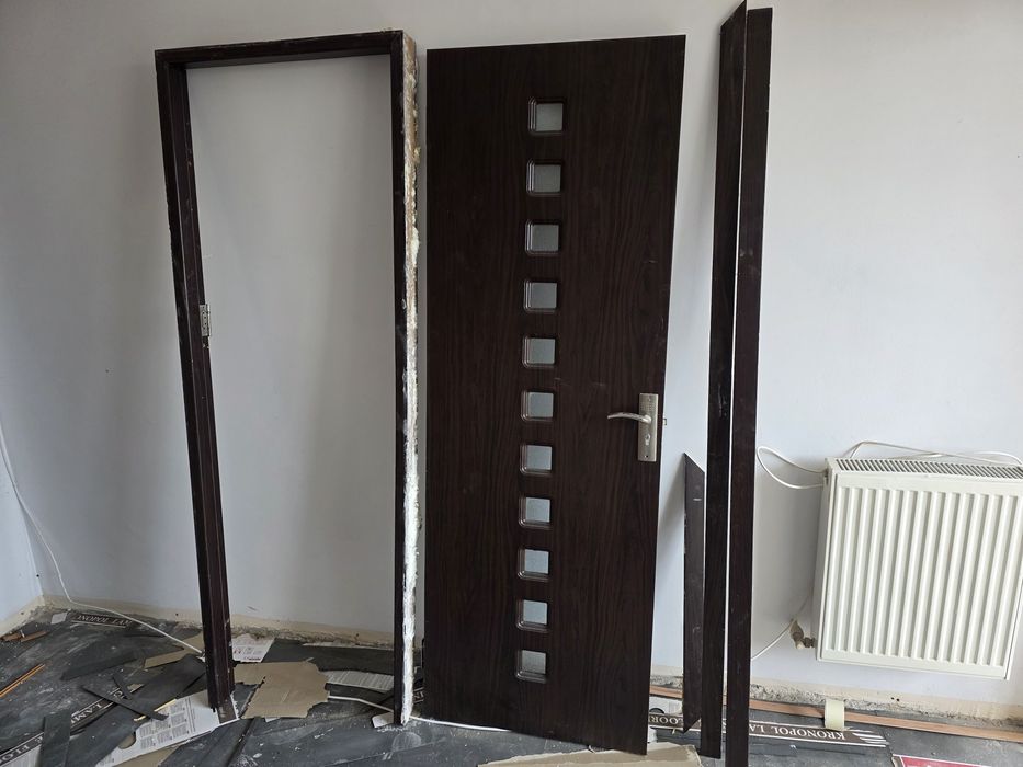 Usa , usi  interior apartament moderna folosita