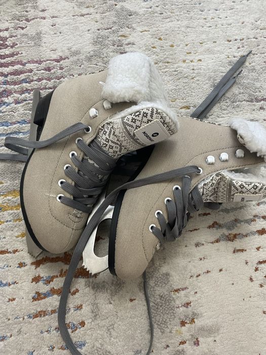 Продам коньки новые на девочку