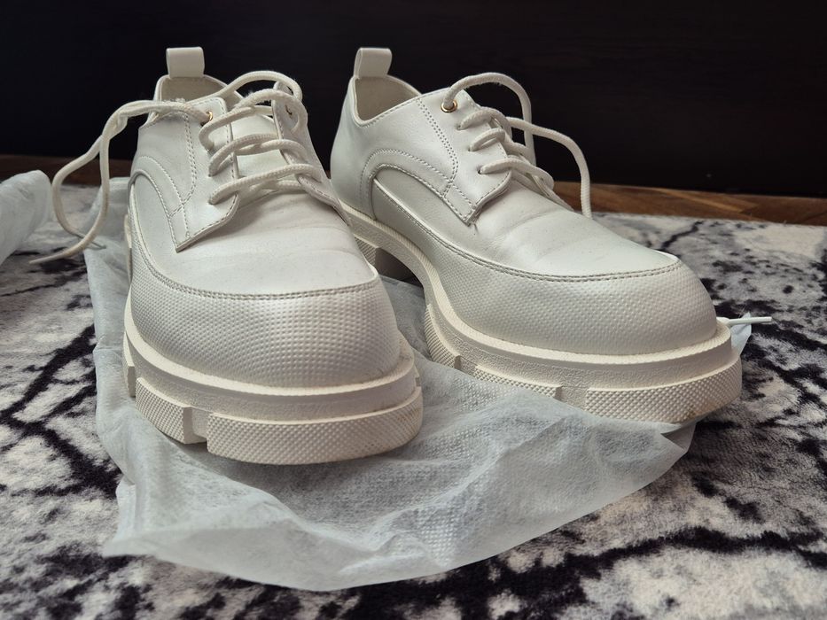 Бели кожени обувки