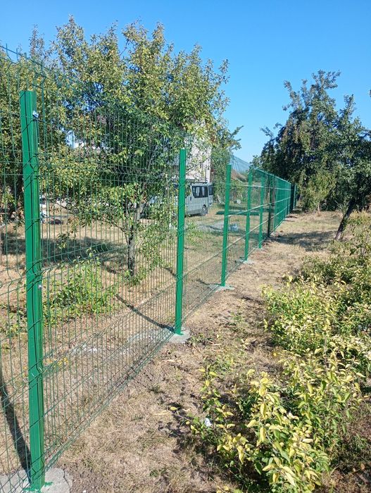 Meseriaș la garduri și porți garduri din plasă bordurată cu stâlpi metalici împrejmuiri terenuri