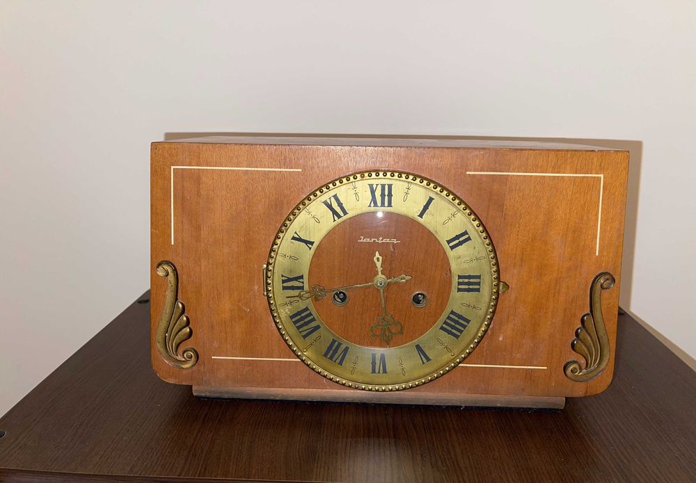 Ceas de șemineu cu pendulă interioară