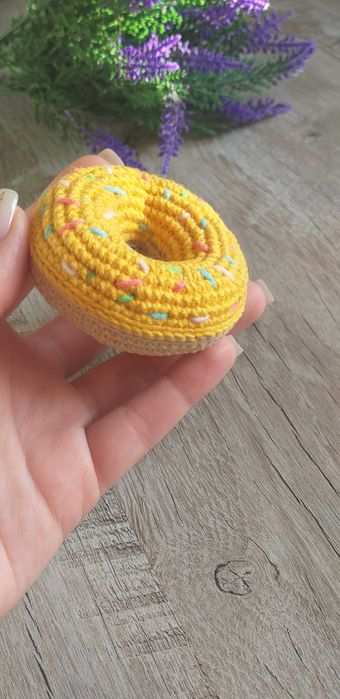 Вязаная игрушка-брелок Пончик