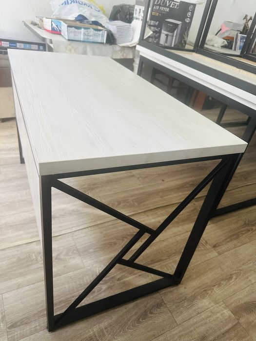 Офис учун мебельлар сотилади.