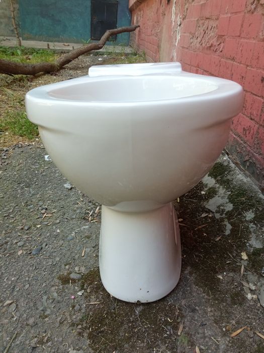 Унитаз без бочка почти новый.