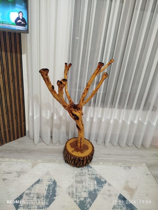 Вешалка из дерева