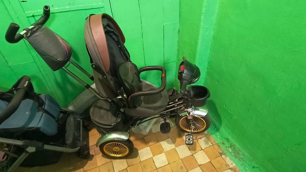 Трёхколёсный велосипед /коляска