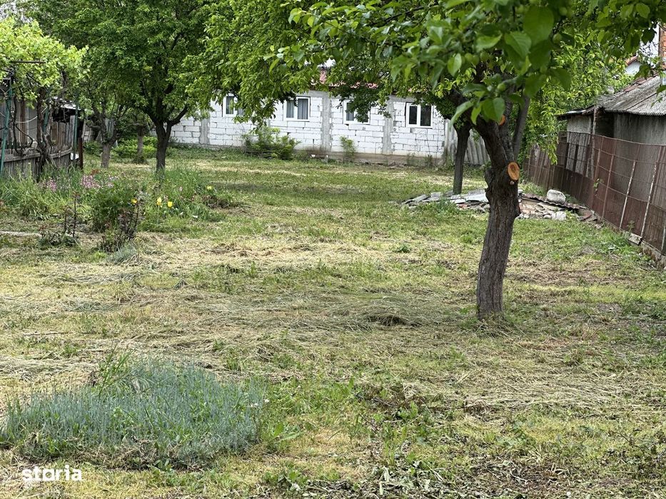 Casă bătrânească de vânzare și teren cu utilități
