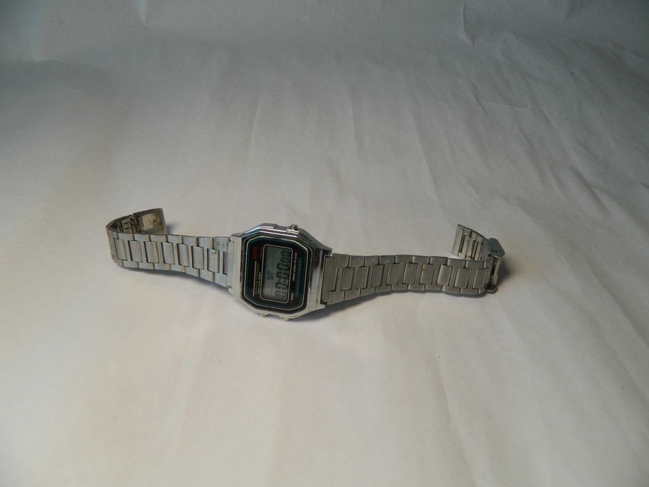 Ceas retro digital QUARTZ cu calendar , alarma , iluminator