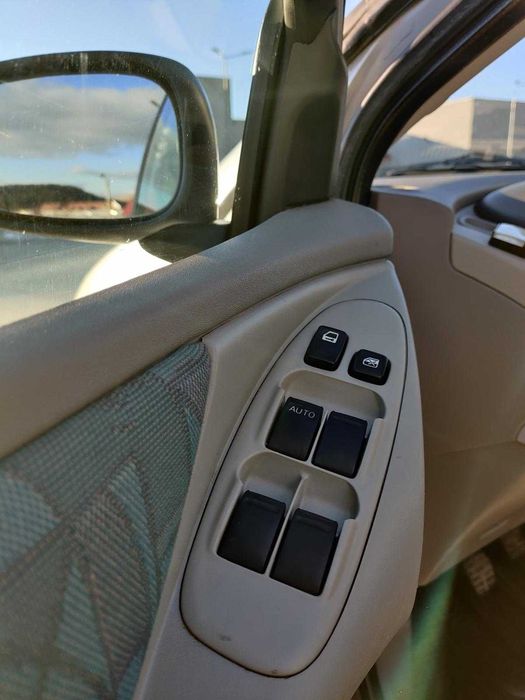 Nissan Almera Tino benzină, 1.400 € — imagine 5