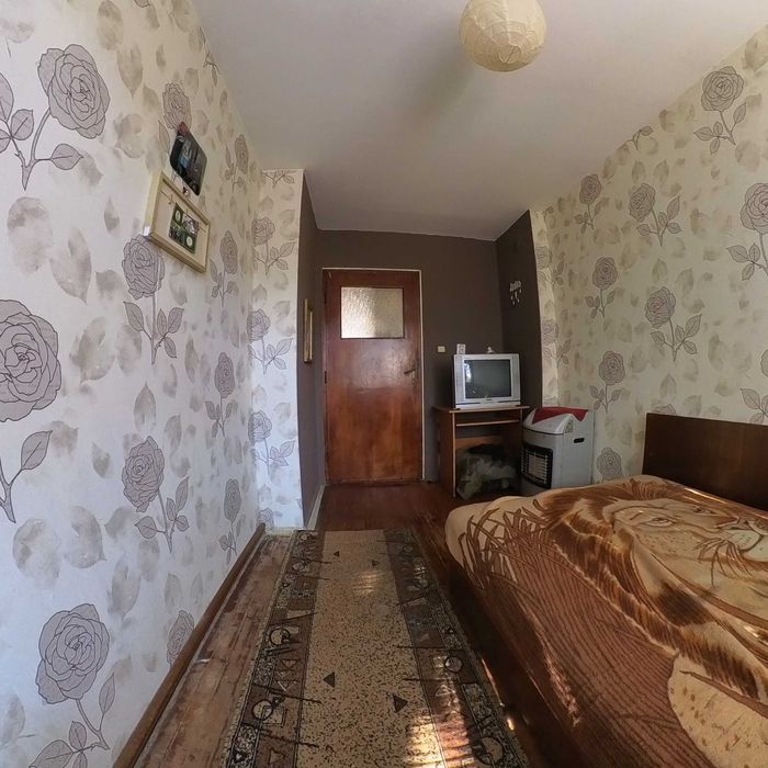 Самостоятелен етаж от къща с двор – гр. Попово, главен булевард