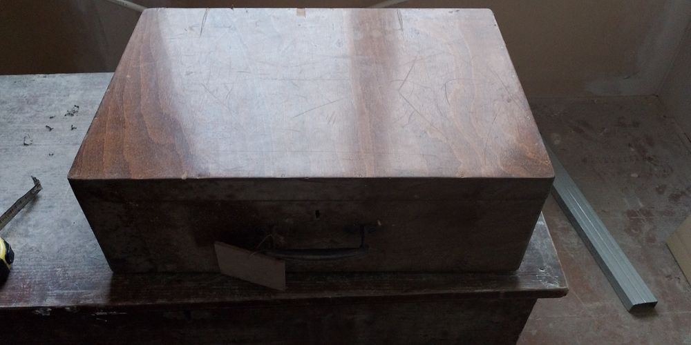 Стар скрин ракла и стар дървен куфар