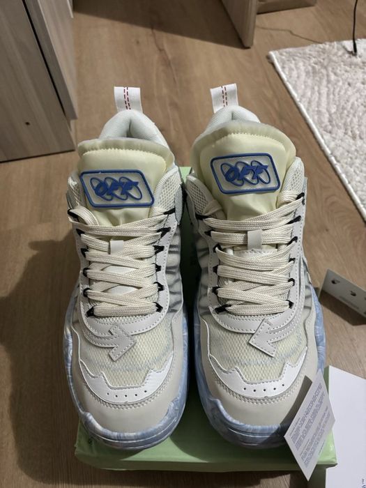 Off white noi cu eticheta
