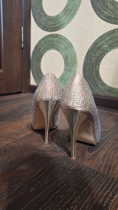 Продам туфли со стразами