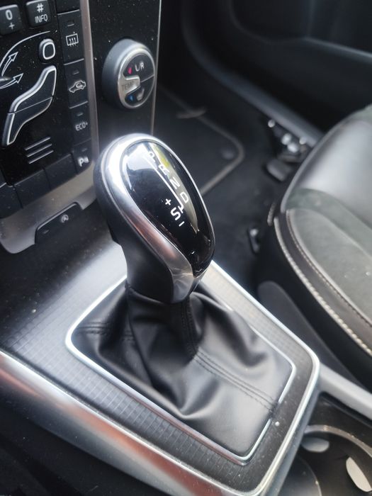 Volvo v40 2000d 150к.с 2019г D3 R Design