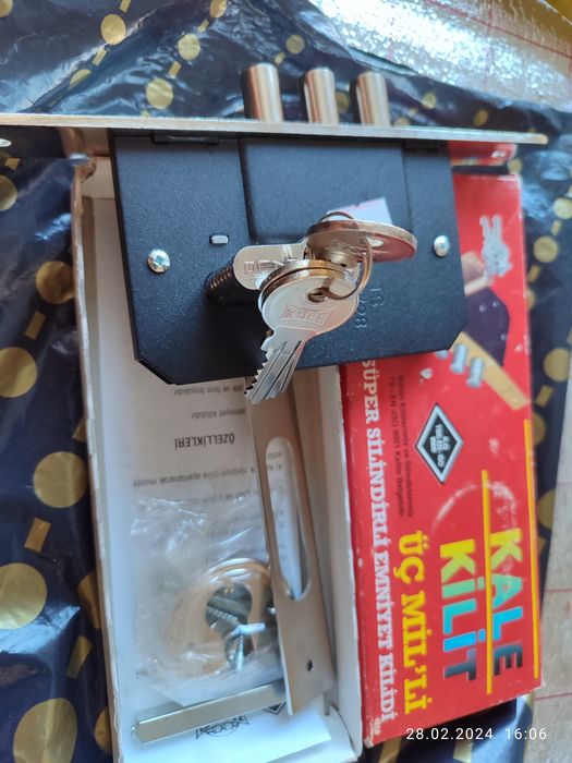 Замок дверной новый