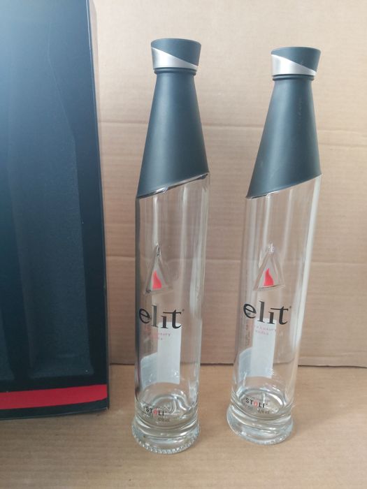 Две празни бутилки Водка Elit с оригиналната си кутия